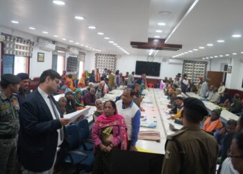 जनता दरबार में जिलाधिकारी, प्राप्त शिकायतों के त्वरित समाधान का निर्देश