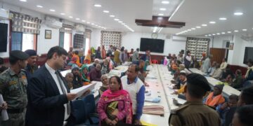 जनता दरबार में जिलाधिकारी, प्राप्त शिकायतों के त्वरित समाधान का निर्देश