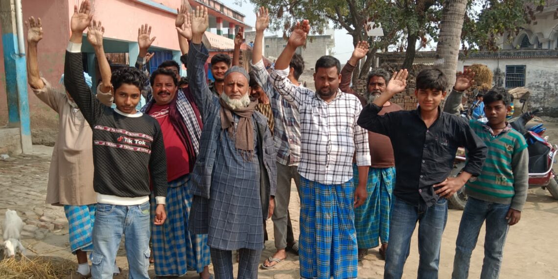 गोपालगंज – नवादा परसौनी में सड़क निर्माण की मांग को लेकर ग्रामीणों का आक्रोश