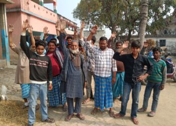 गोपालगंज – नवादा परसौनी में सड़क निर्माण की मांग को लेकर ग्रामीणों का आक्रोश