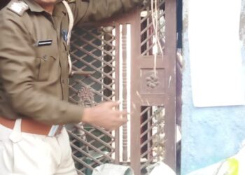 गोपालगंज- अंचलाधिकारी पर हमले के मामले में फरार अभियुक्तों के घर पुलिस ने चिपकाया इश्तेहार