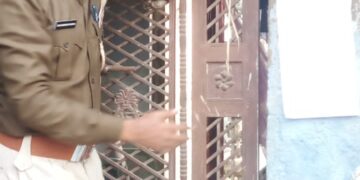 गोपालगंज- अंचलाधिकारी पर हमले के मामले में फरार अभियुक्तों के घर पुलिस ने चिपकाया इश्तेहार