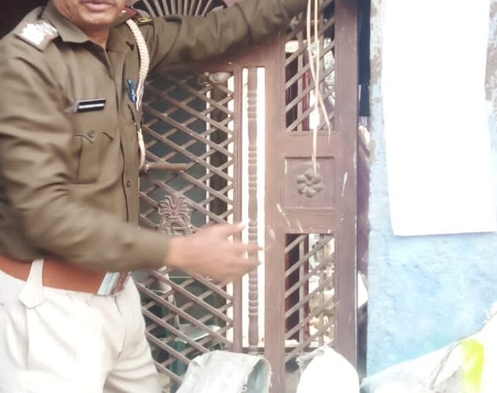 गोपालगंज- अंचलाधिकारी पर हमले के मामले में फरार अभियुक्तों के घर पुलिस ने चिपकाया इश्तेहार